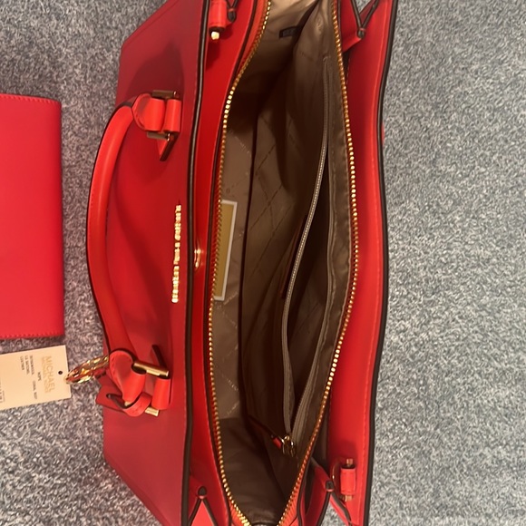 Cartera súper hermosa y en excelente condiciones Michael Kors bello color - Picture 2 of 4